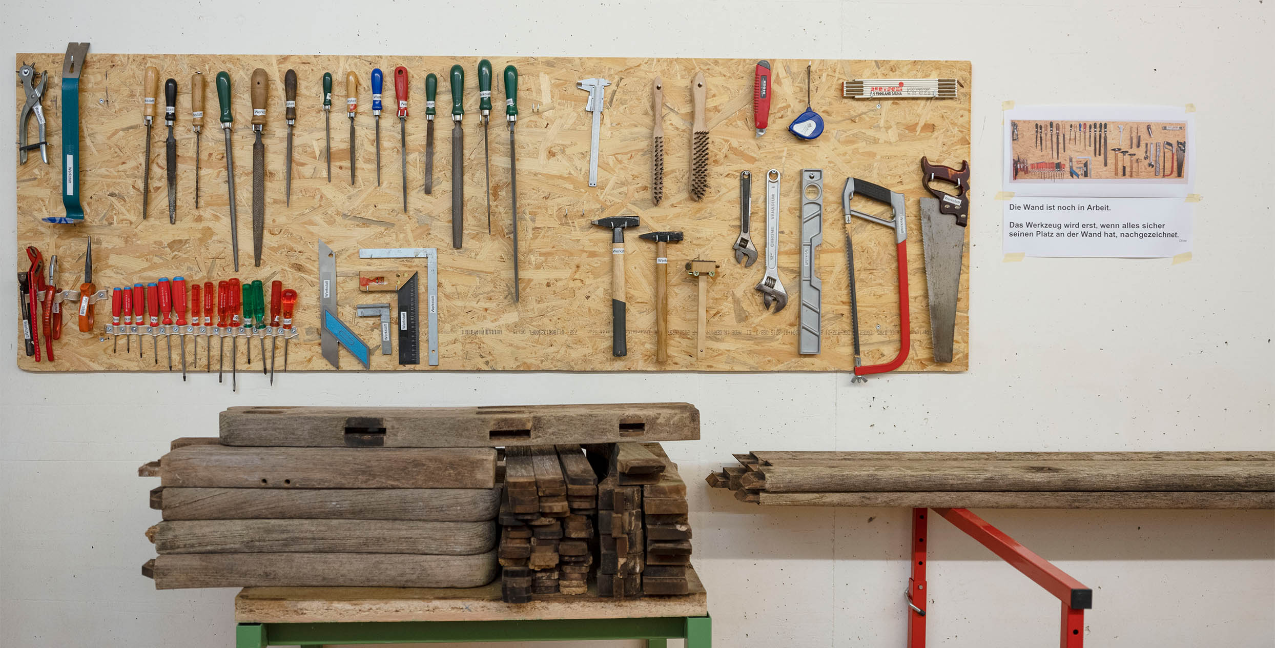Eine Werkzeugwand, an der viele Werkzeuge ordentlich aufgehängt sind.